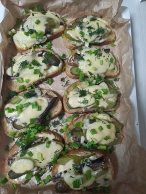 Необычный рецепт: хрустящие бутерброды со шпротами, которые покорят всех