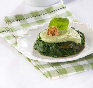 Салат из шпината и щавеля с ореховым соусом