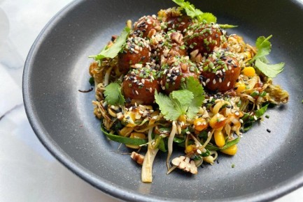 Капустная лапша с фалафелем