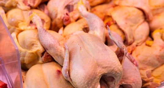 Почему мыть курицу перед готовкой — не лучшая идея