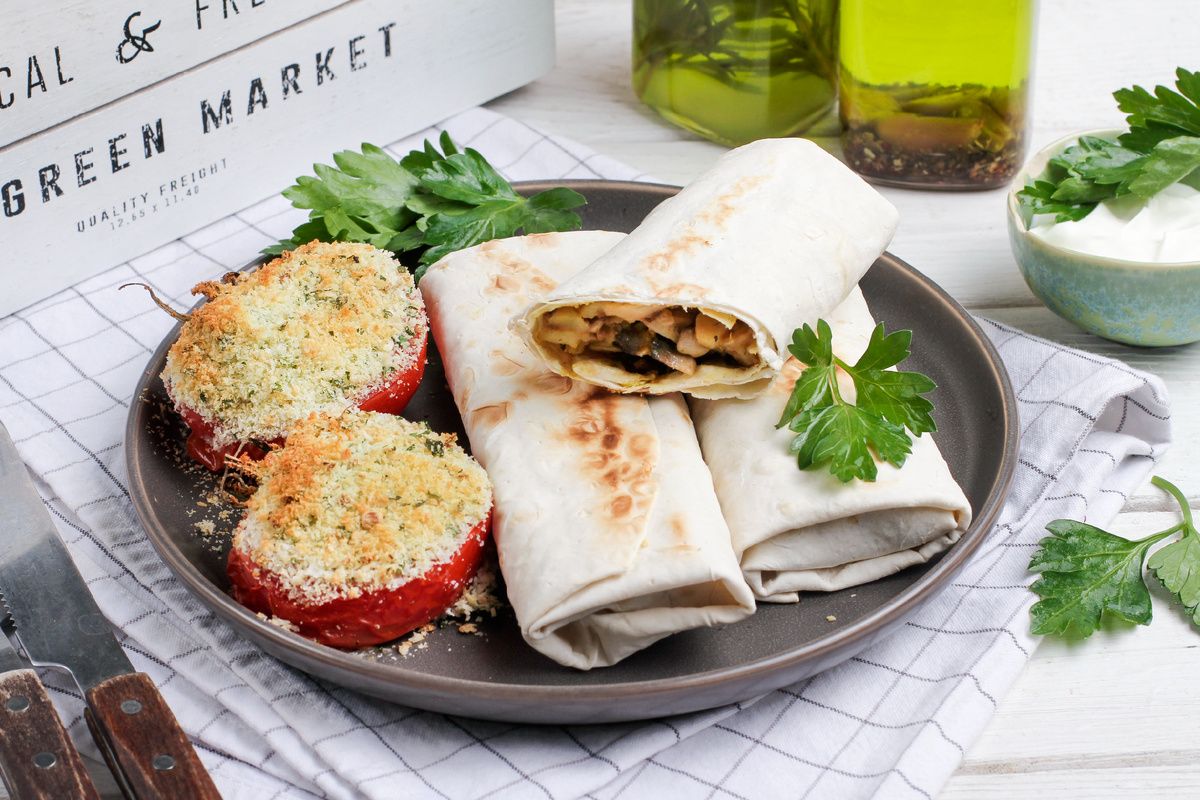 Донер с грибами и картошкой: необычный ужин с запечёнными помидорами