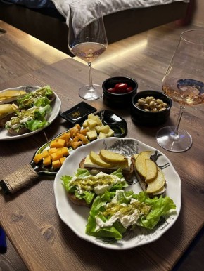 Изящные брускетты с грушей, сыром Бри и медом