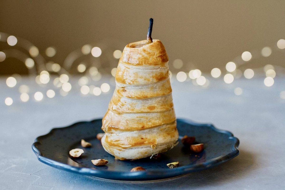 Пряная груша в слоеном тесте: изысканный десерт для гурманов