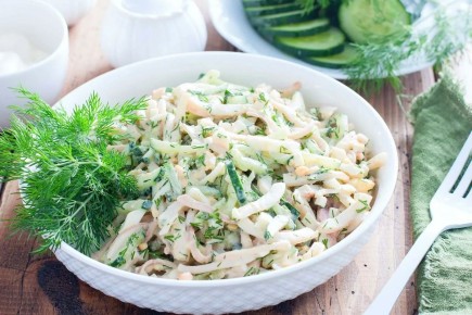 Салат с кальмарами: легкость и изящество морских вкусов