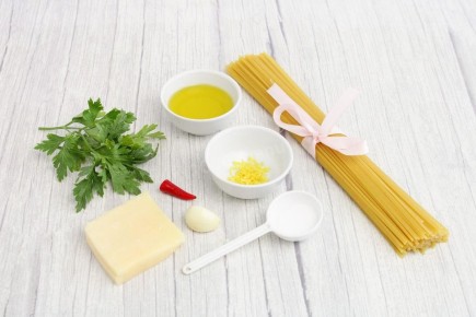Паста алио олио с чесноком и сыром