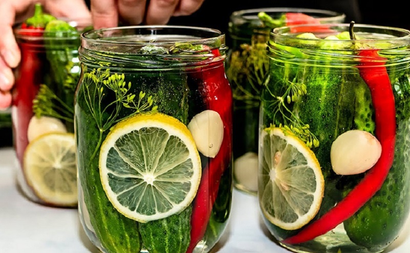 Хрустящие огурцы без уксуса: секреты легкого маринования с лимоном и перцем