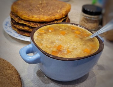 Вкусный веганский суп с киноа и чечевицей: лёгкий и питательный рецепт