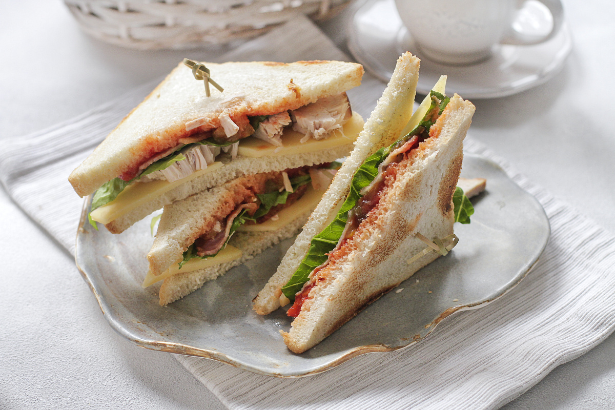 Сэндвичи с индейкой и соусом лечо: простой и вкусный рецепт