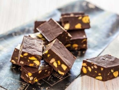 Искушение для сладкоежек: шоколадная помадка со сгущенкой и орехами