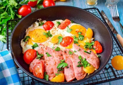 Идеальная яичница: секреты быстрого и вкусного завтрака с томатами и зеленью