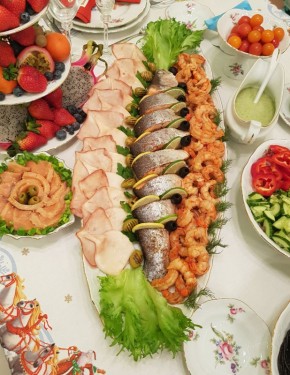 Гриль на радость: вкусные калмары и креветки под лимонным небом