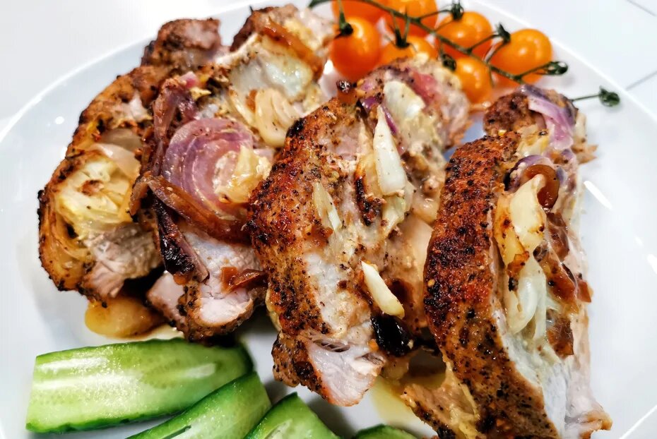 Ароматная свиная шея, запеченная с луком и специями