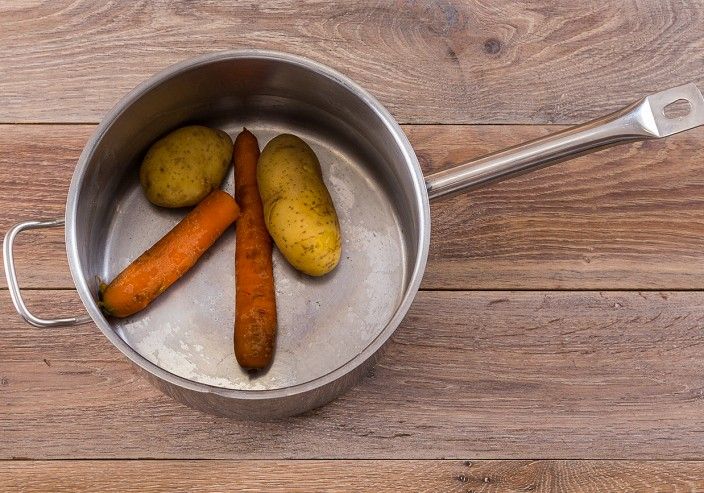 Непревзойденный салат «Гранатовый браслет» с курочкой, черносливом и шампиньонами