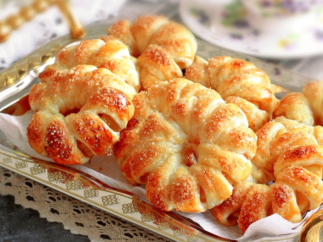 Необычные яблочные кольца в слоеном тесте: быстро, просто и вкусно