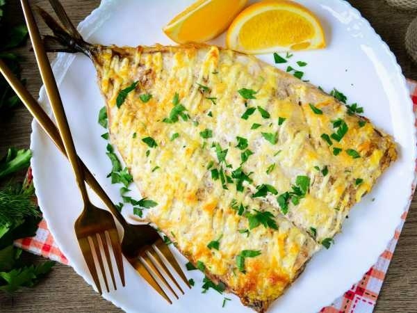 Ароматная запеченная скумбрия под сырной корочкой