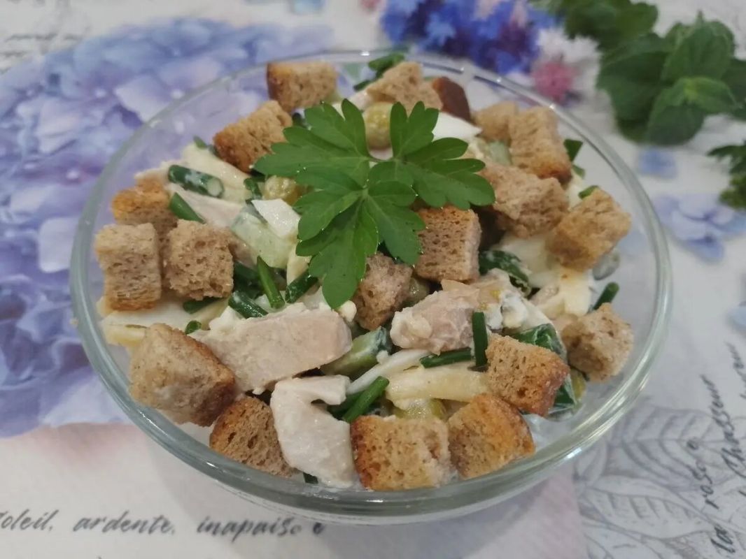 Салат с мясом, зеленым горошком и хрустящими сухариками