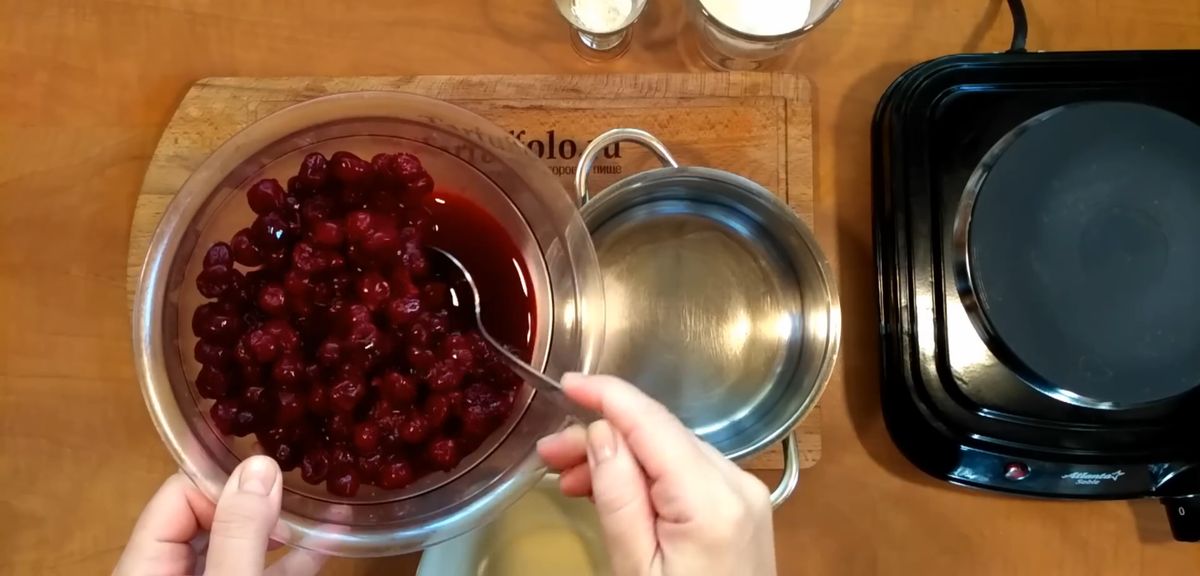 Вишневые мини-штрудели на сковороде: быстро и вкусно