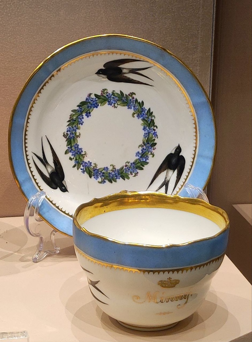 Чайная чашка с именем Минни: история из мира королевских традиций