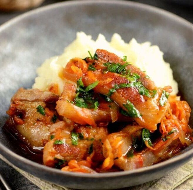 Как приготовить вкусную тушеную свиную грудинку: простой рецепт
