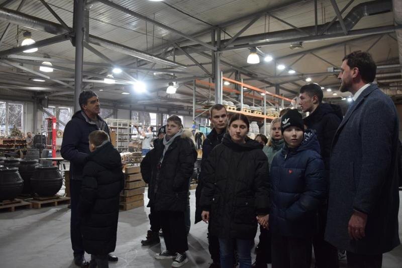 Дети из центров помощи посетили завод «Амфора» в Шахтах