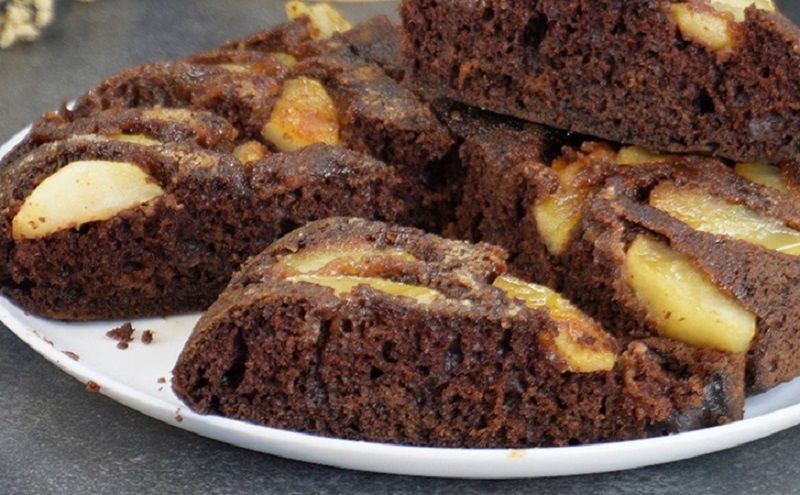 Легкий пирог за 15 минут: шоколадное удовольствие с яблоками на сковороде