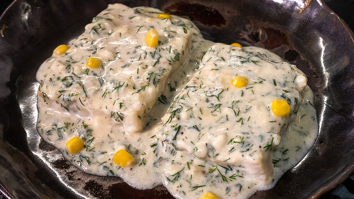 Ужин за 15 минут: жареный минтай в соусе бешамель с чесноком и укропом