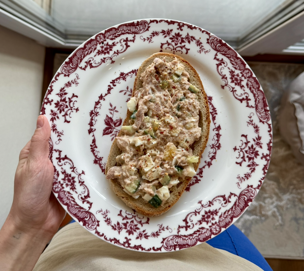 Секрет вкусного завтрака: тост с тунцом всего из трех ингредиентов