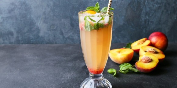 Освежающий мохито с персиком и базиликом