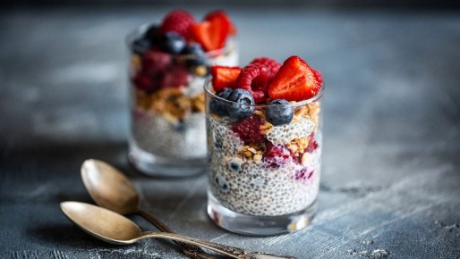 Невероятный завтрак: йогурт с ягодами и семенами чиа