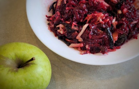 Нежный салат из свеклы с черносливом и яблоком: Вкус, который уносит