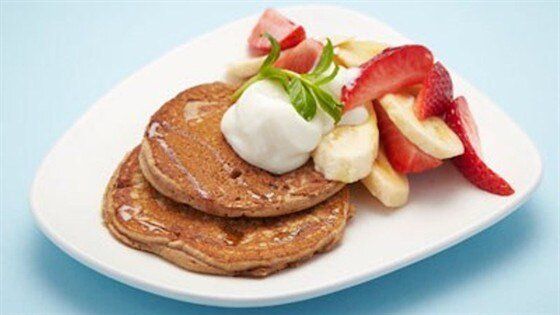 Нежные блины из спельтовой муки с фруктами и йогуртом