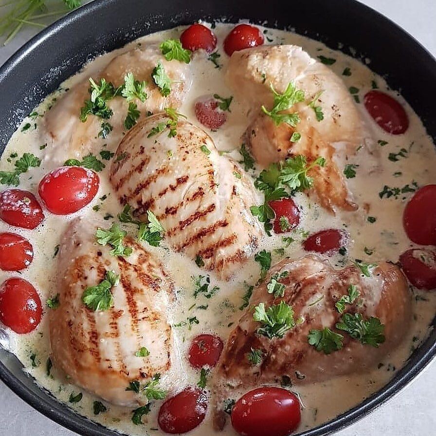 Нежная куриная грудка в сливочном соусе с чесноком и петрушкой