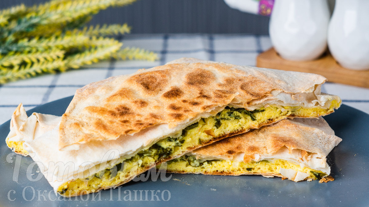 Лаваш с творогом и яйцами: идеальный завтрак за пару минут