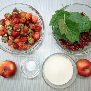 Как приготовить ароматный компот на зиму с клубникой и красной смородиной