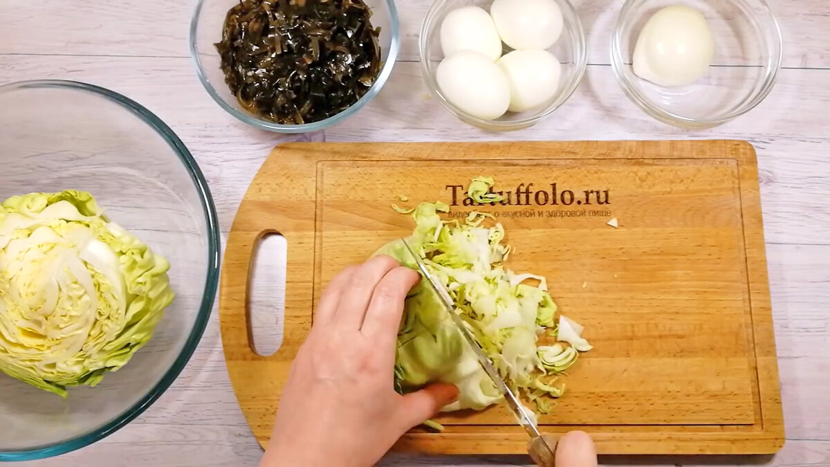 Нежный салат с капустой и морской капустой: простой и вкусный рецепт