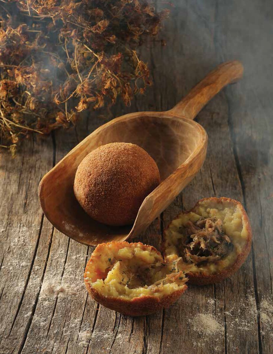 Картофельный колобок с копченым гусем