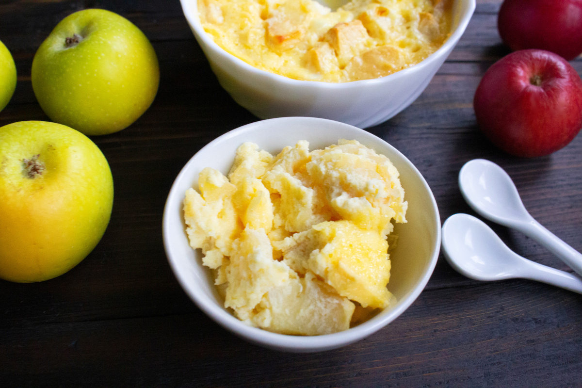 Десерт с яблоками, запеченными в сливочном суфле