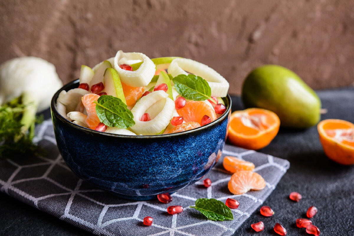 Летние вкусы: апельсиново-гранатовый салат с мятой и медовым соусом