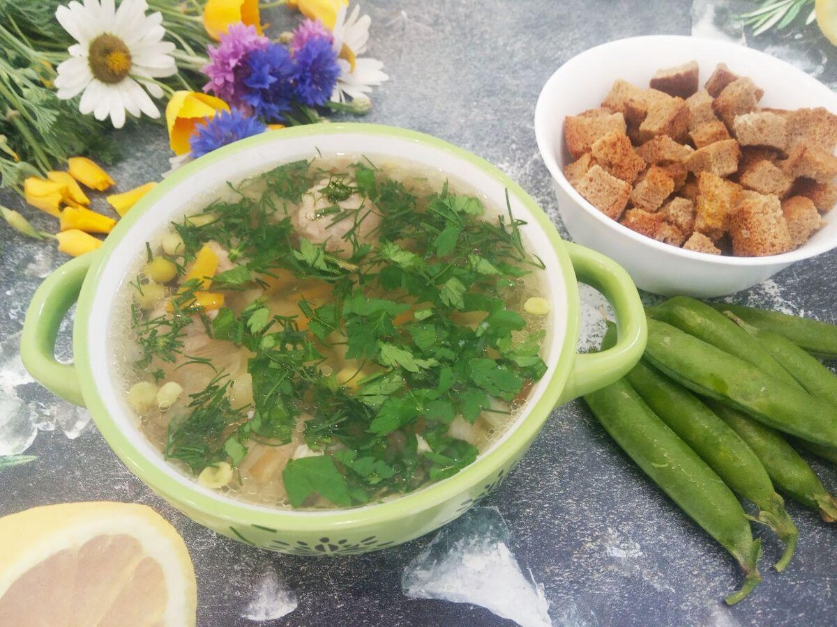 Ароматный овощной суп с фрикадельками и царствующим горошком