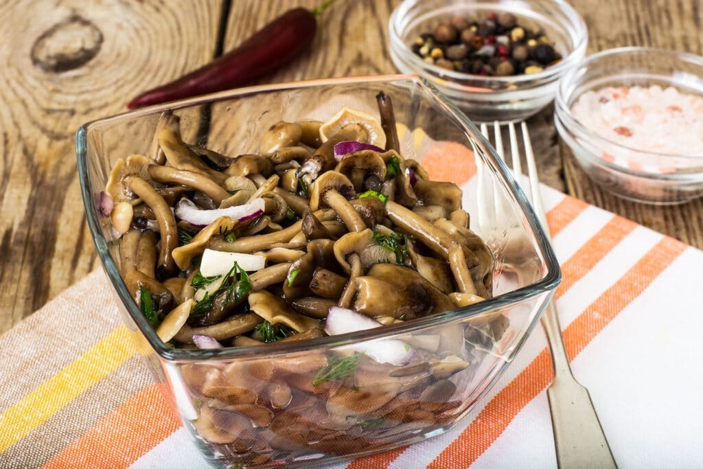 Как приготовить маринованные опята: простой рецепт