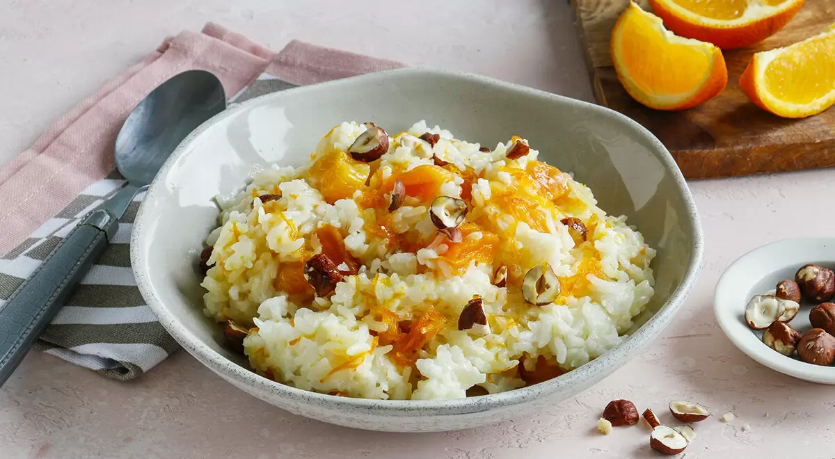Снабдите свой завтрак яркими вкусами: рисовая каша с курагой и апельсиновым соком