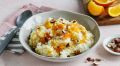 Снабдите свой завтрак яркими вкусами: рисовая каша с курагой и апельсиновым соком