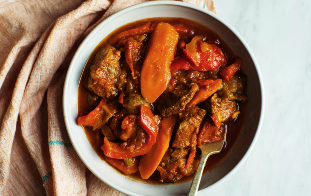 Сочная свинина с овощами в жаровне: простой и вкусный рецепт