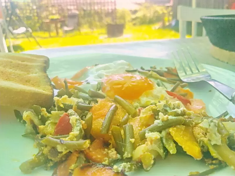 Неповторимое сочетание: яичница с чесночными стрелками, которая зарядит энергией