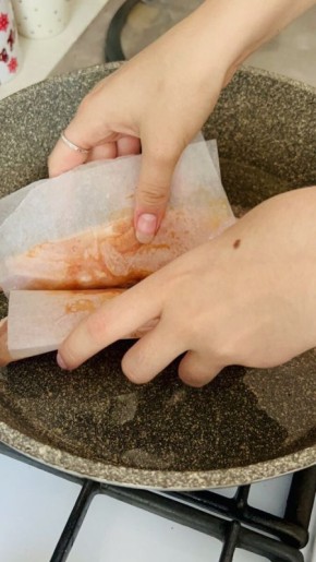 Куриная грудка в пергаменте: легкий и вкусный рецепт на сковороде