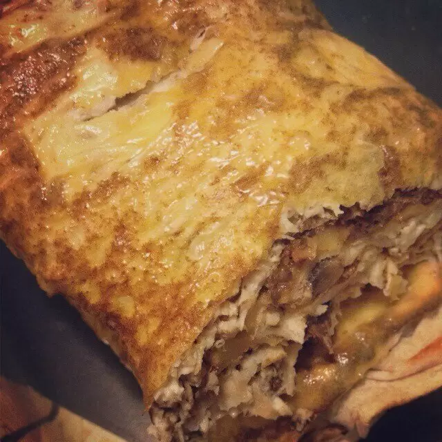 Приготовьте аппетитный запеченный рулет из лаваша с курицей и грибами