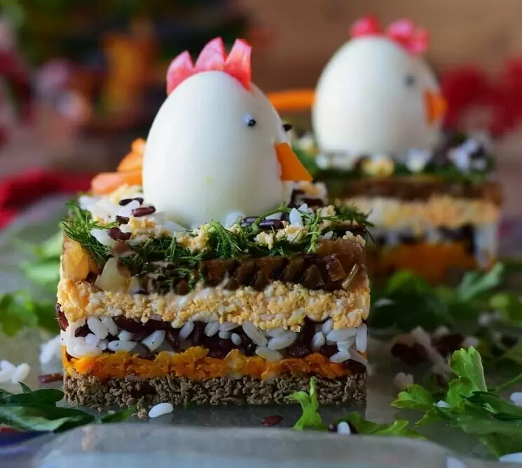 Яркий слоёный салат с печенью и рисом: пошаговый рецепт