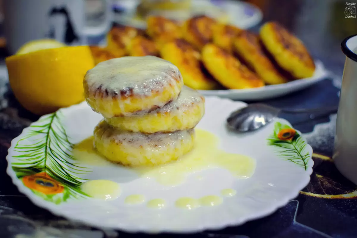 Сырники с изюмом в сметанном соусе