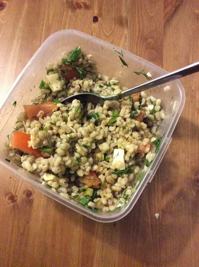 Нежная перловка с фетой и свежими овощами