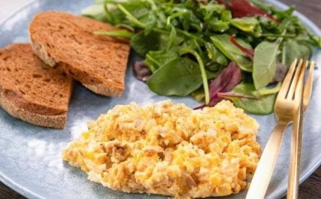 Сытный скрэмбл с тунцом: идеальное начало дня